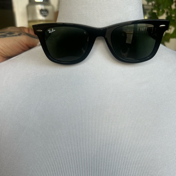 BRAND NEW WITH TAGS AND CASE Ray-Ban Classic Black Wayfarer Sunglasses - Picture 1 of 15